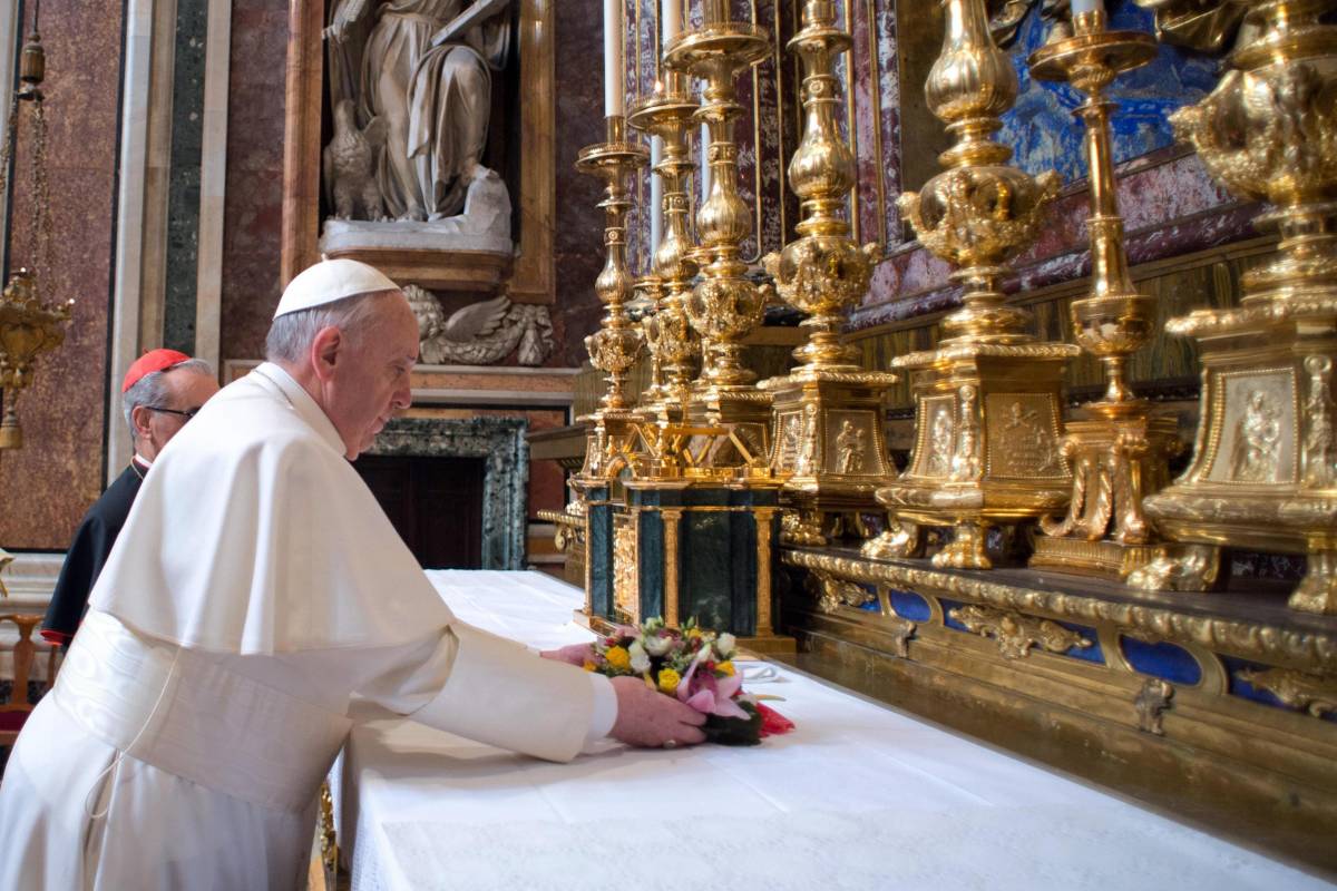 Il papa Francesco in preghiera: "Siate misericordiosi verso le anime"