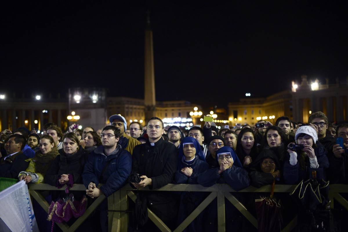 Lo stupore in piazza Poi esplode la gioia: «Sembra uno di noi»