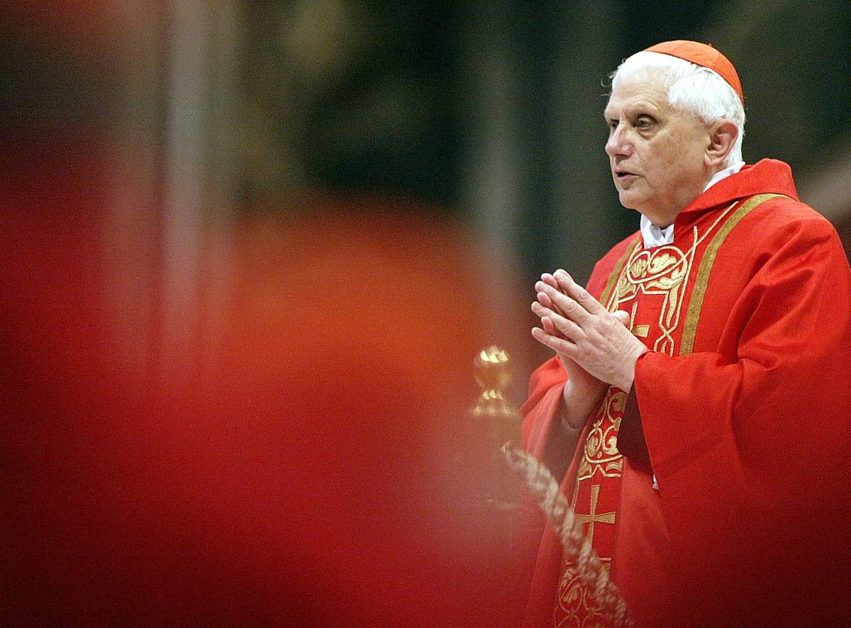 Vaticano in rosso. E Ratzinger lasciò