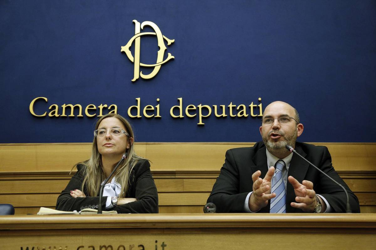 Roberta Lombardi (capogruppo camera) e Vito Crimi (capogruppo senato M5S)