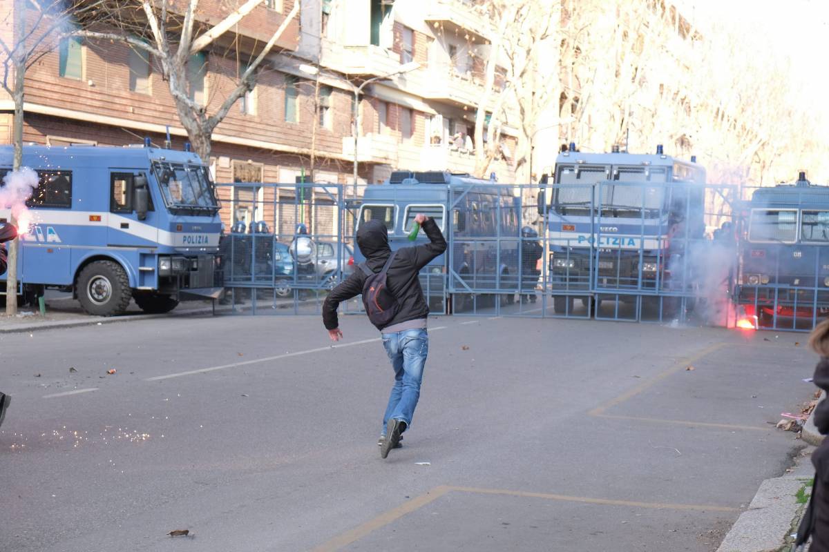 Dieci anni dalla morte di Dax La rabbia dei centri sociali: petardi contro la polizia