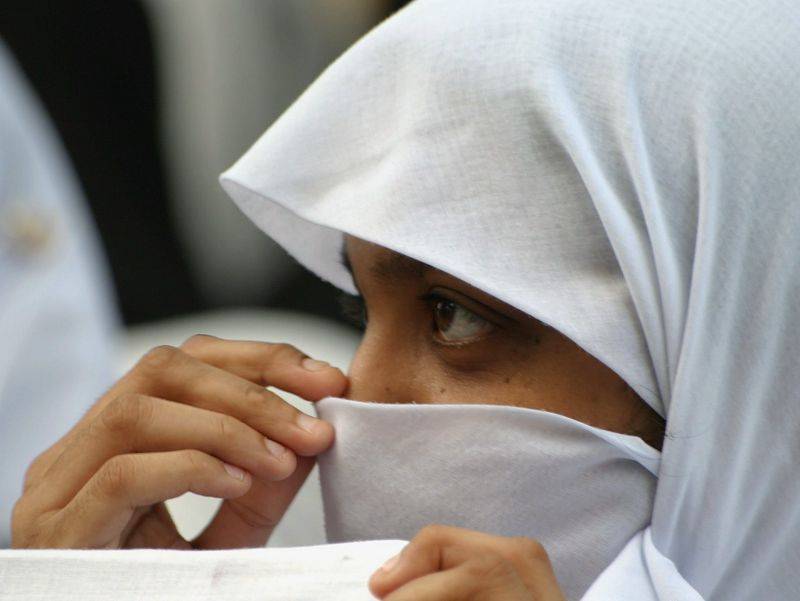 Indossa il niqab per tradire la moglie ​La polizia lo scambia per terrorista