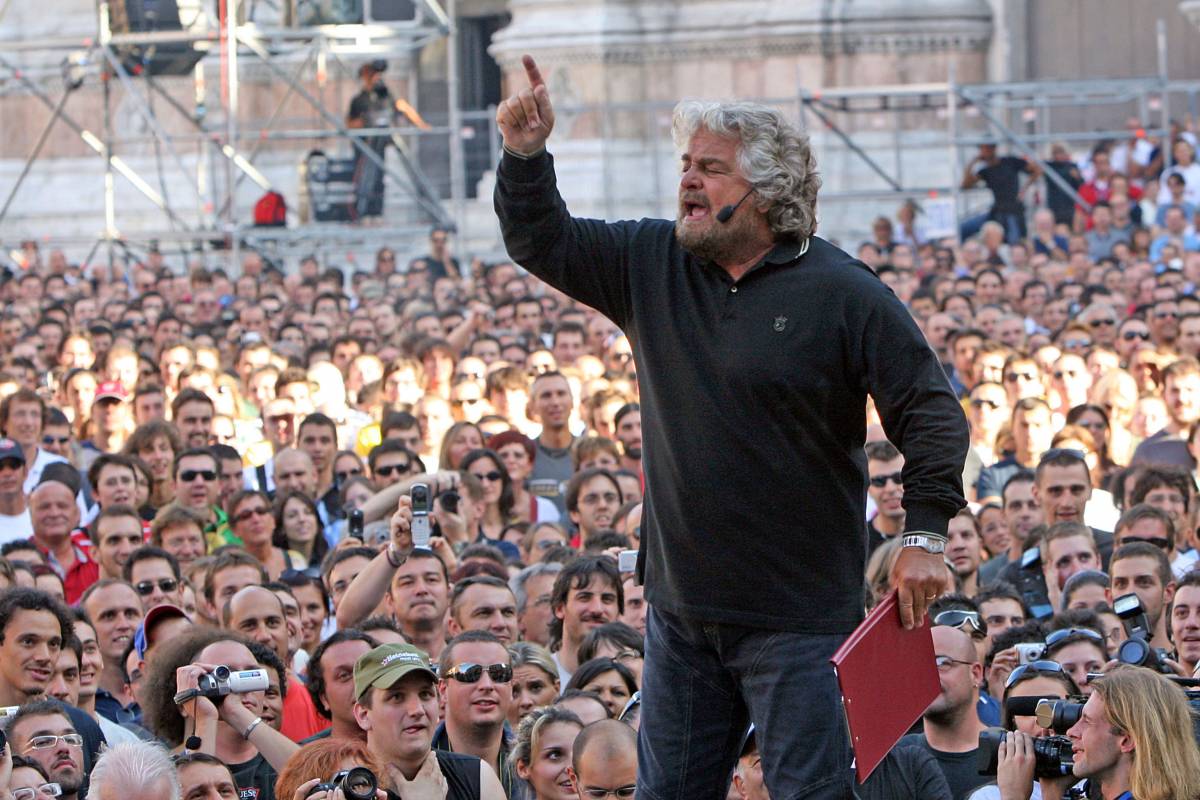 Beppe Grillo durante il V-day in piazza Maggiore a Bologna 