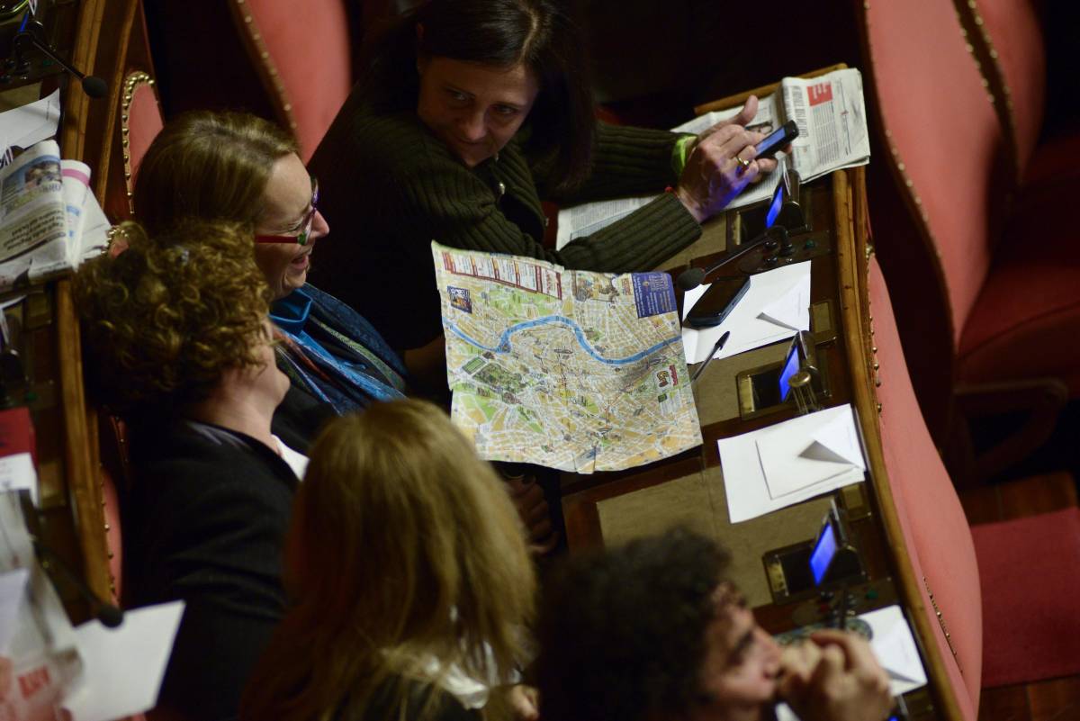 Senatrici del Movimento 5 Stelle consultano una cartina di Roma