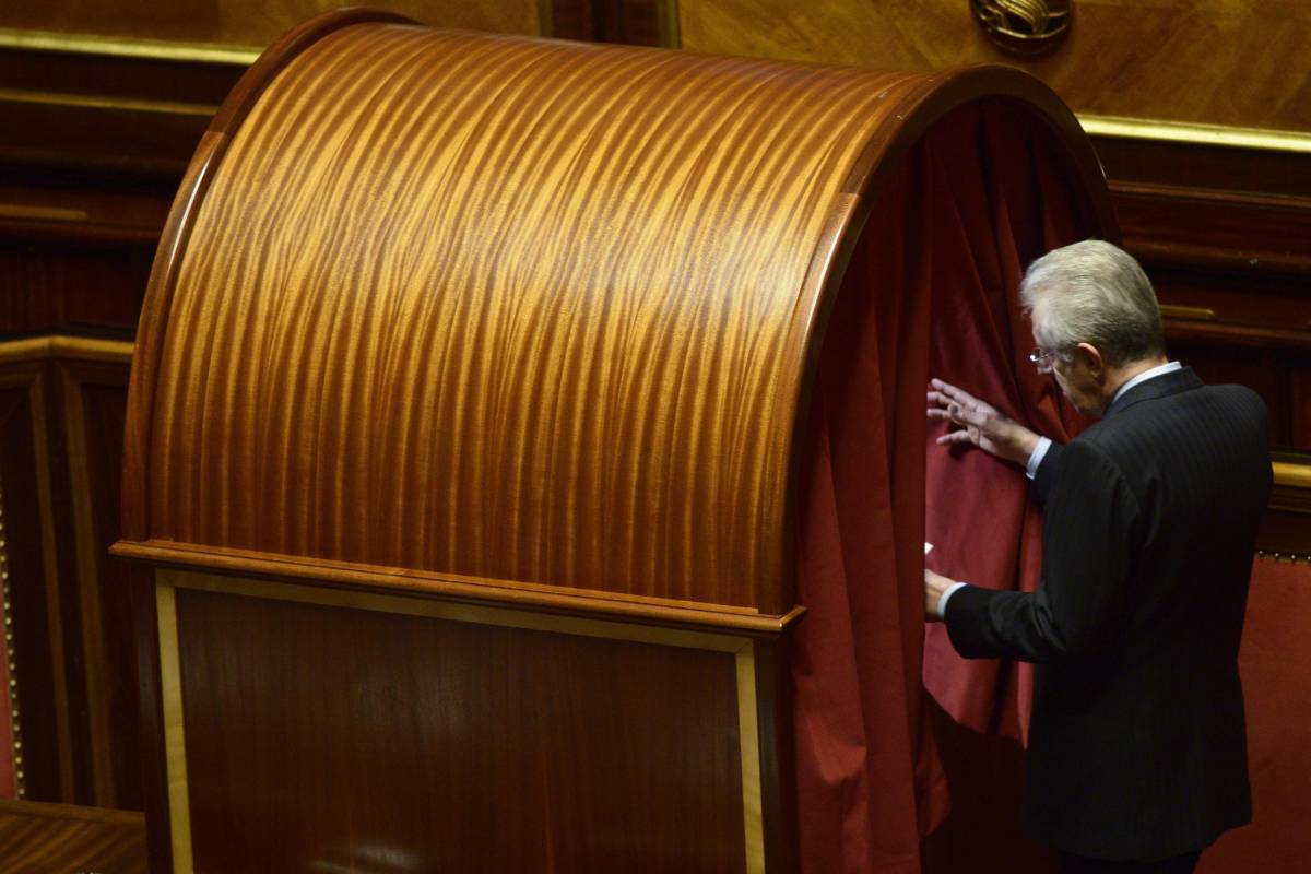 Il premier Mario Monti durante le operazioni di voto a Palazzo Madama