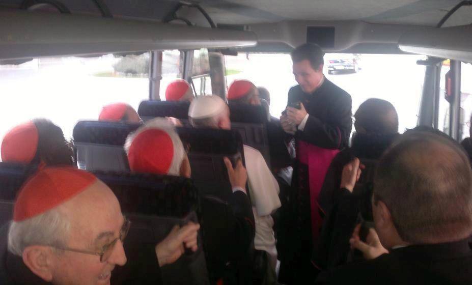 Papa in bus, imbarazzati i prelati in Suv