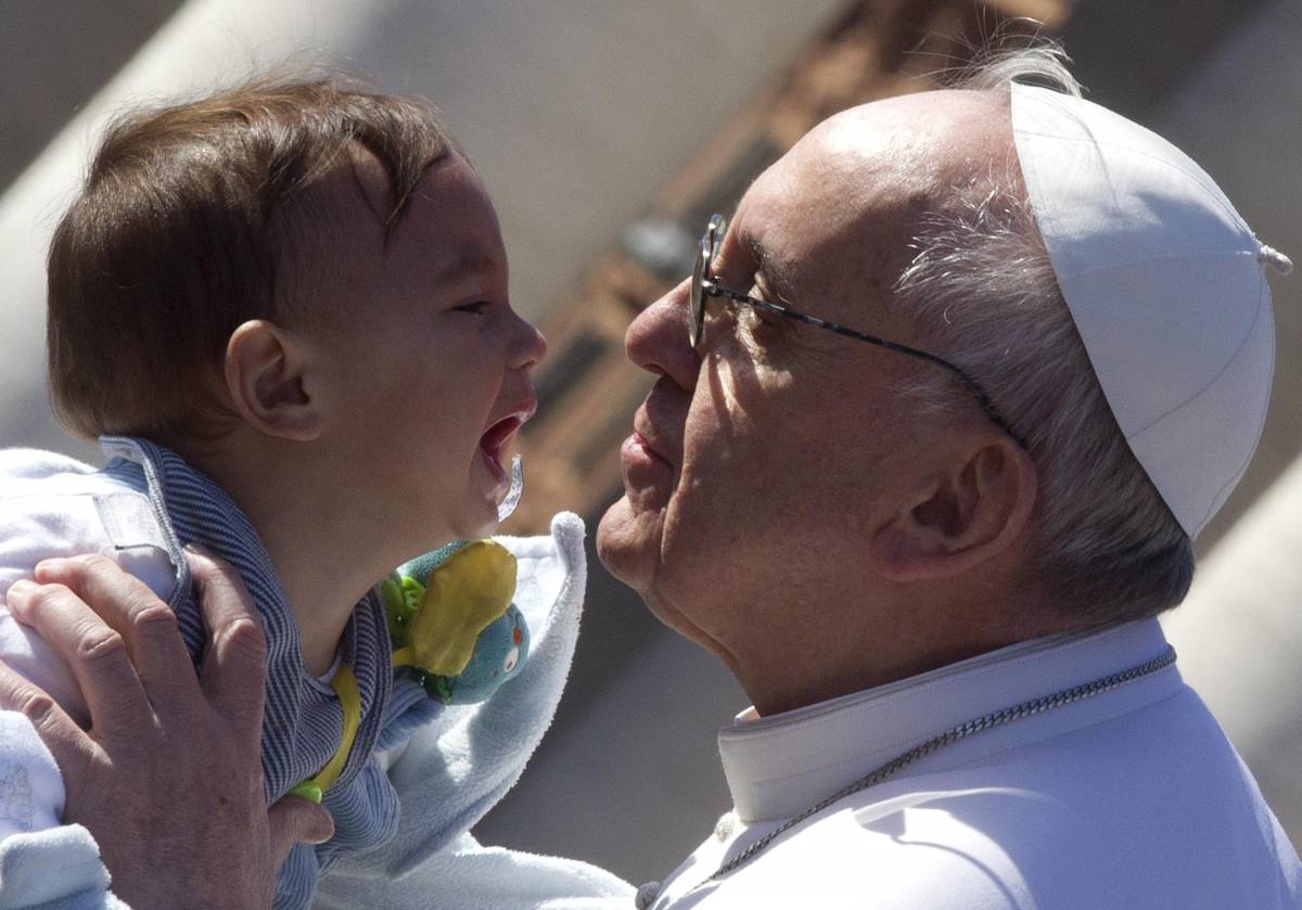 Papa Francesco accarezza e bacia un bambino