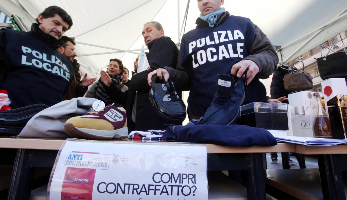 Lezioni di moda e sicurezza ai gazebo anti contraffazione