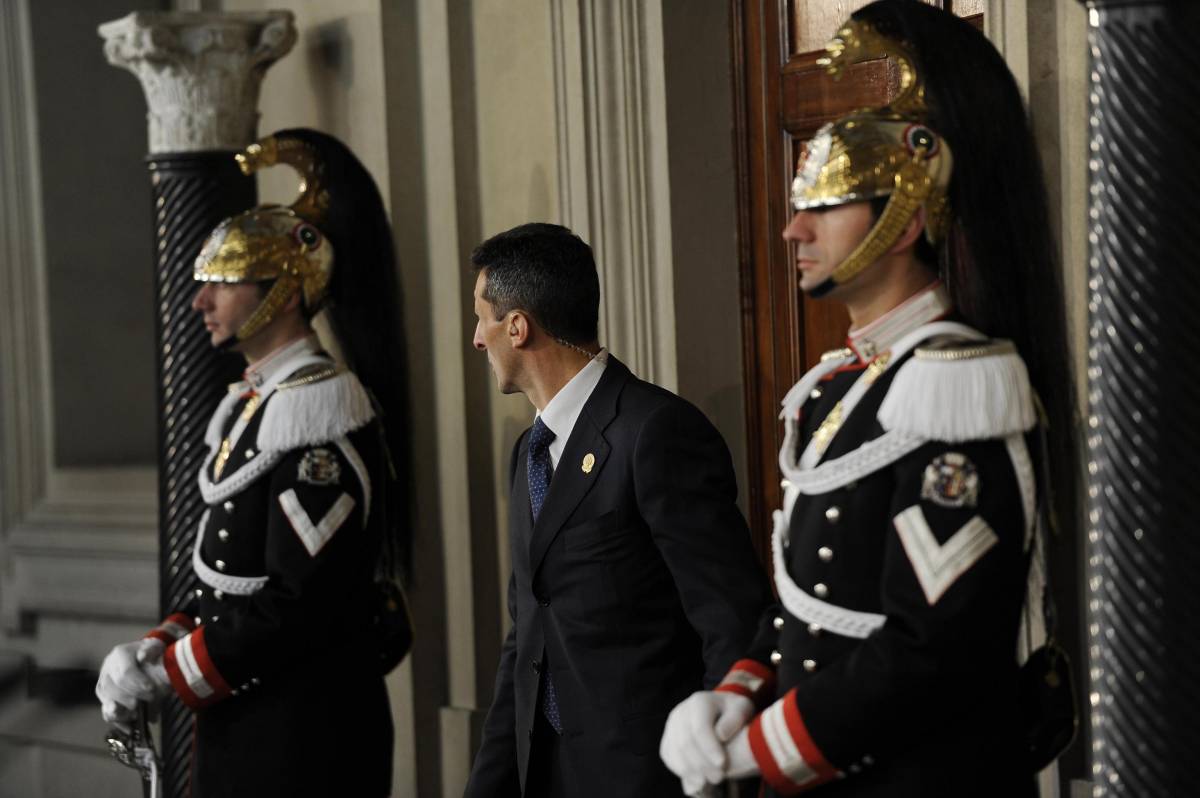 Corazzieri schierati sulla porta dello studio del capo dello Stato