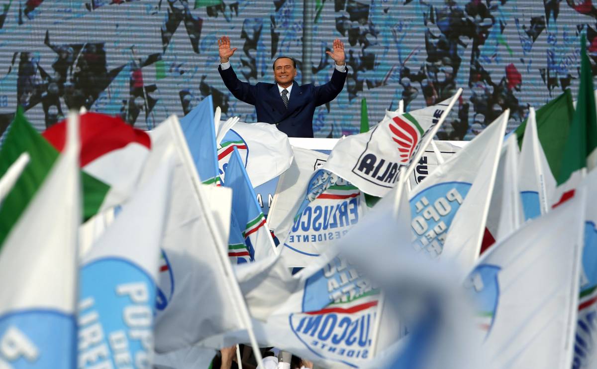 Lo show di Berlusconi  per i 300mila in piazza: "Bersani? Un precario"
