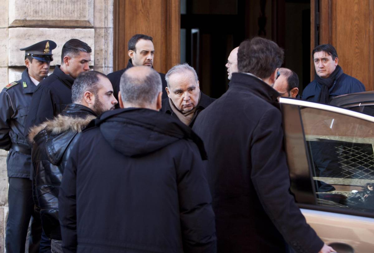 L'imprenditore Angelo Rizzoli esce dalla caserma della Guardia di Finanza