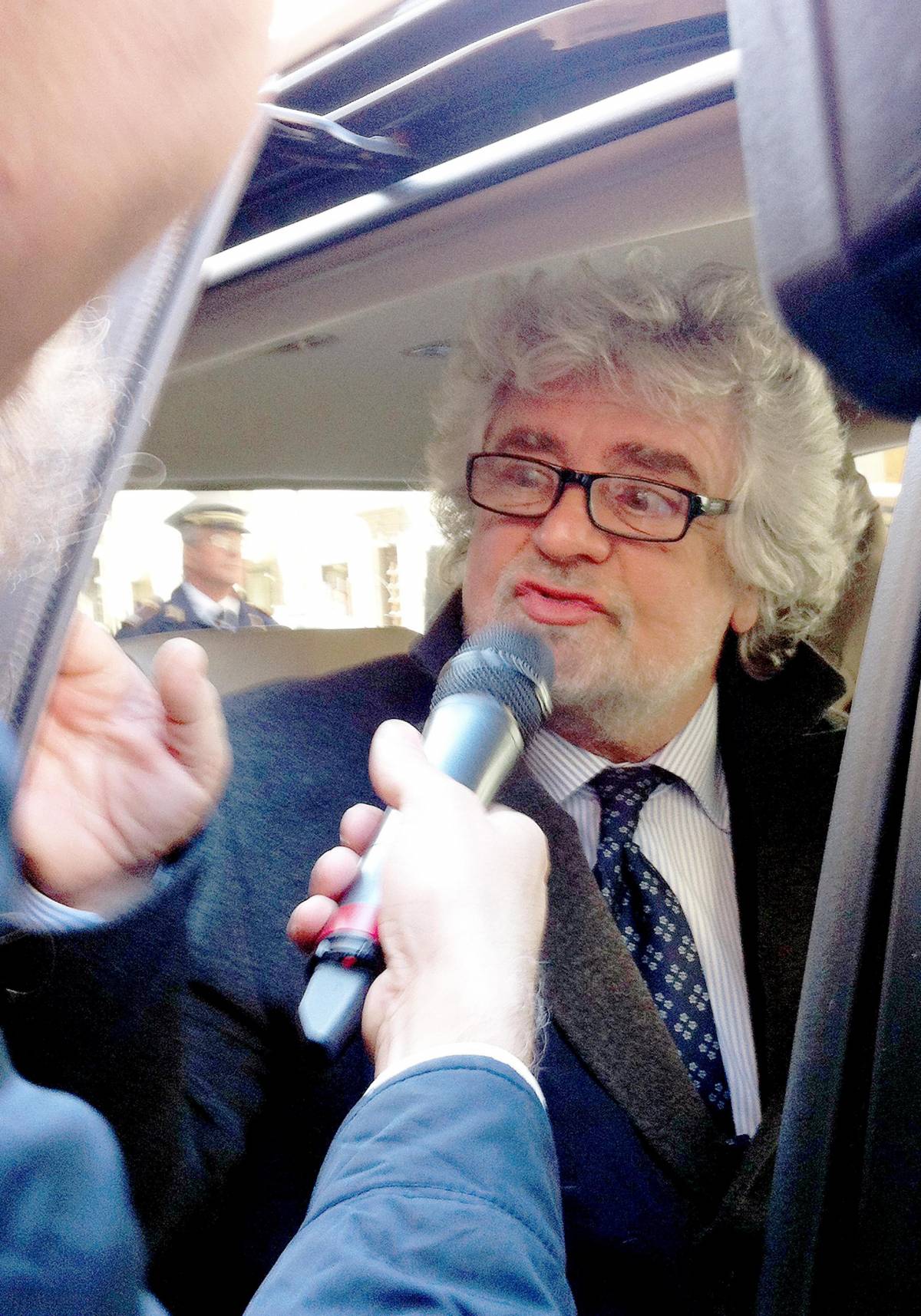 Beppe Grillo in auto a Roma