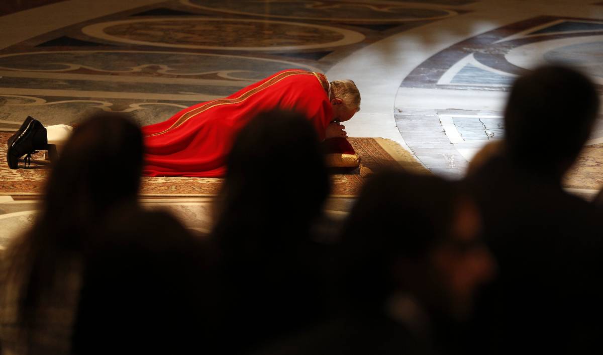 Il venerdì Santo di papa Francesco: prostrato davanti alla croce