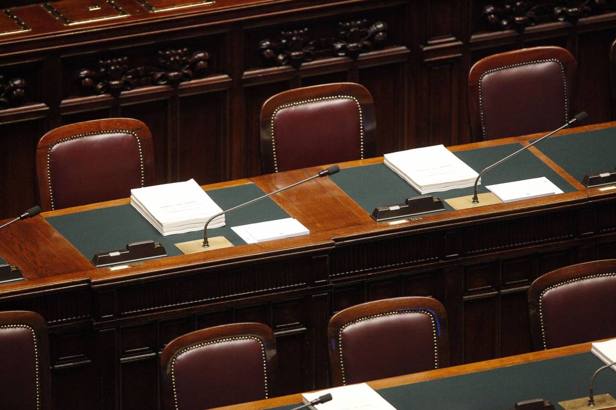 I banchi del governo vuoti nell'aula di Montecitorio