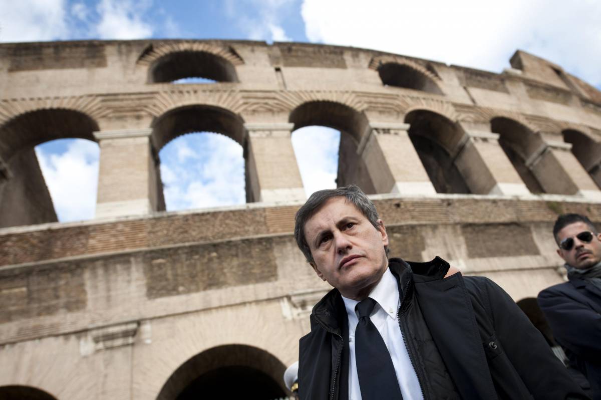 Il sindaco di Roma Gianni Alemanno al Colosseo