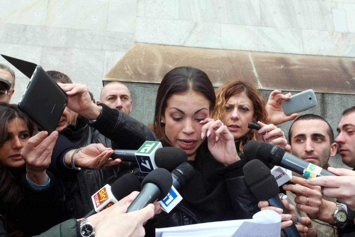La protesta di Ruby davanti al tribunale di Milano