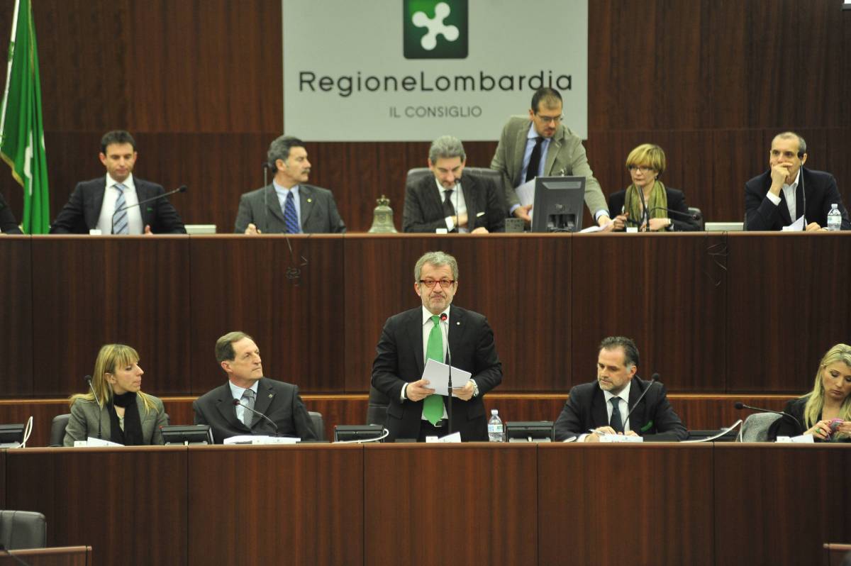 Il governatore Roberto Maroni parla al Consiglio regionale