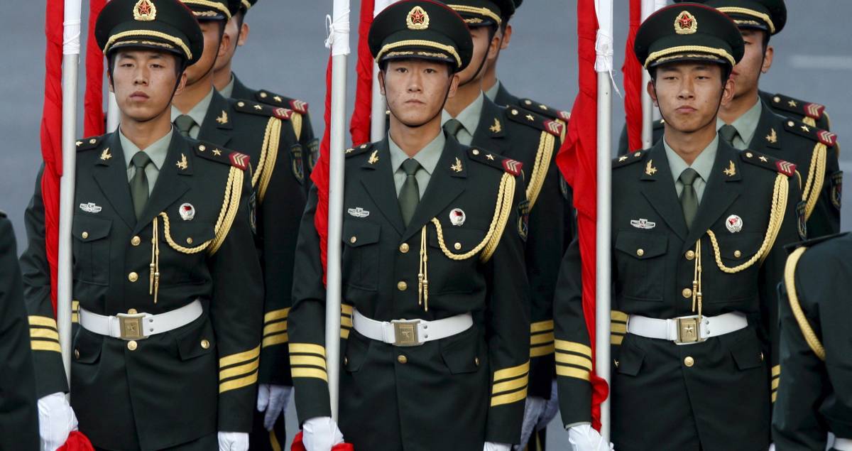 Militari cinesi in parata: il nuovo leader Xi punta alla sfida con gli Usa