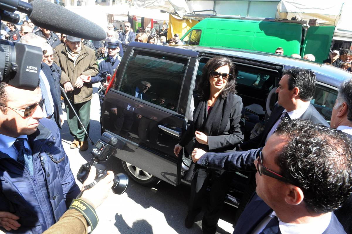 La presidente della Camera, Laura Boldrini, contestata davanti al Comune di Civitanova Marche