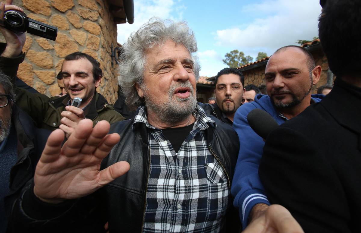 Beppe Grillo mentre lascia Villa Valente