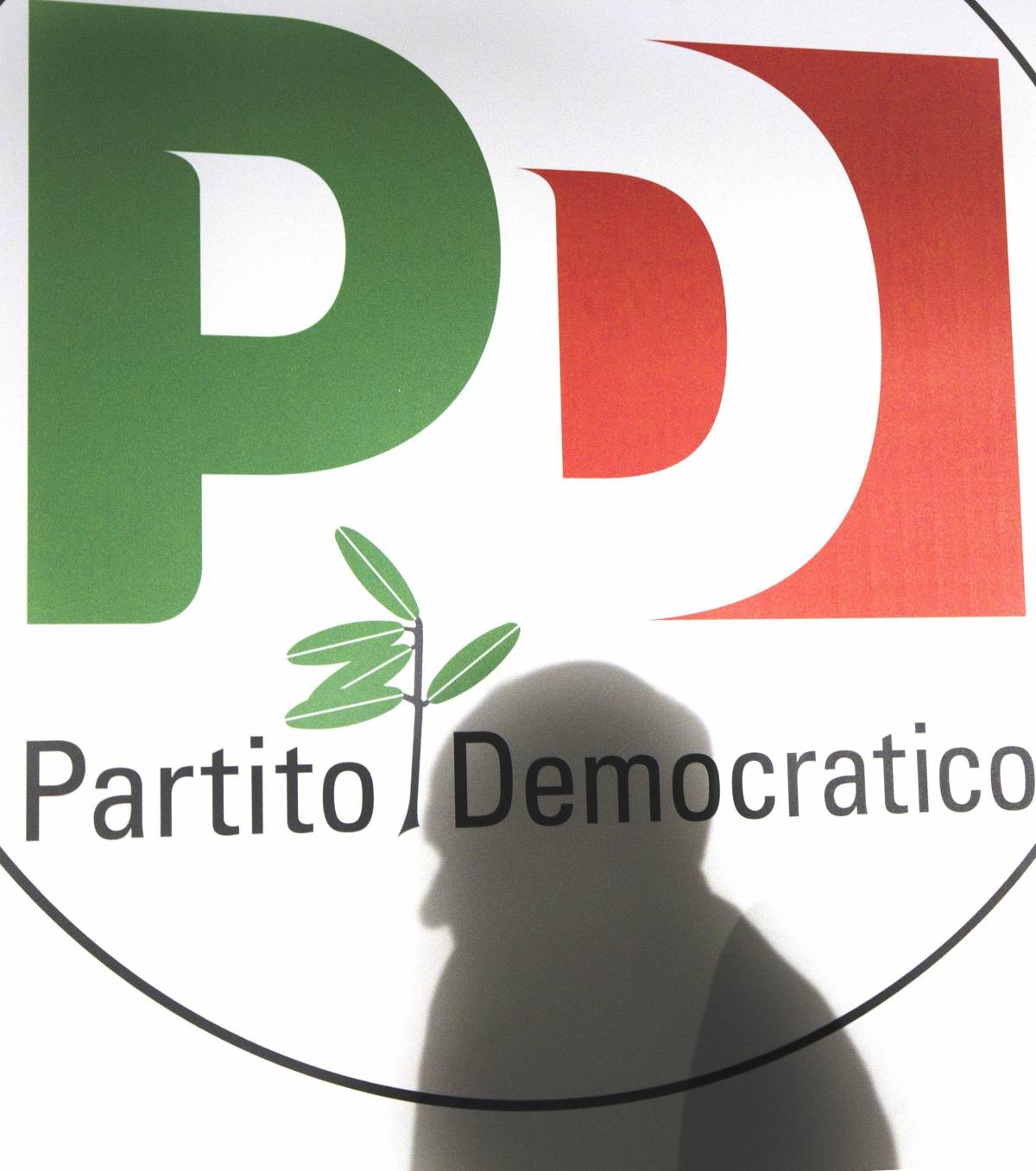 La silhouette del segretario del Pd Pier Luigi Bersani