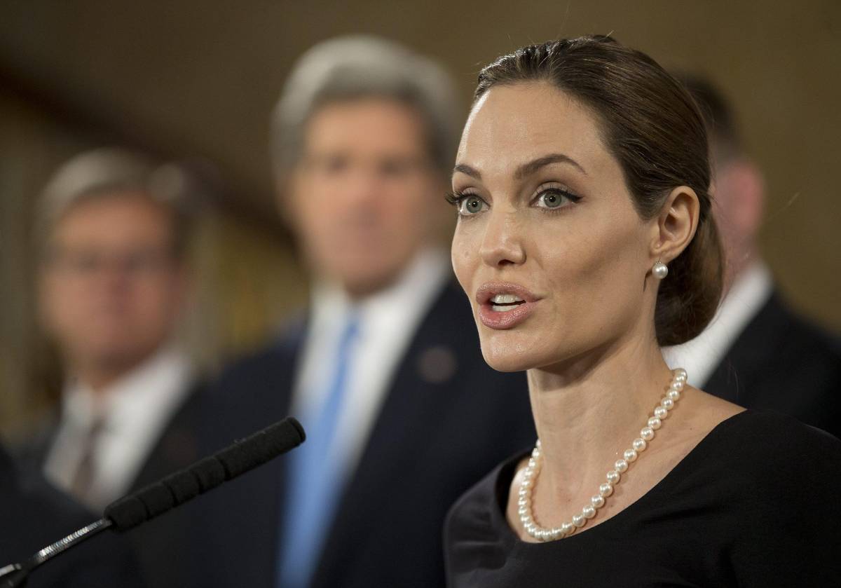 Doppia mastectomia per Angelina Jolie: "Rischiavo il cancro"