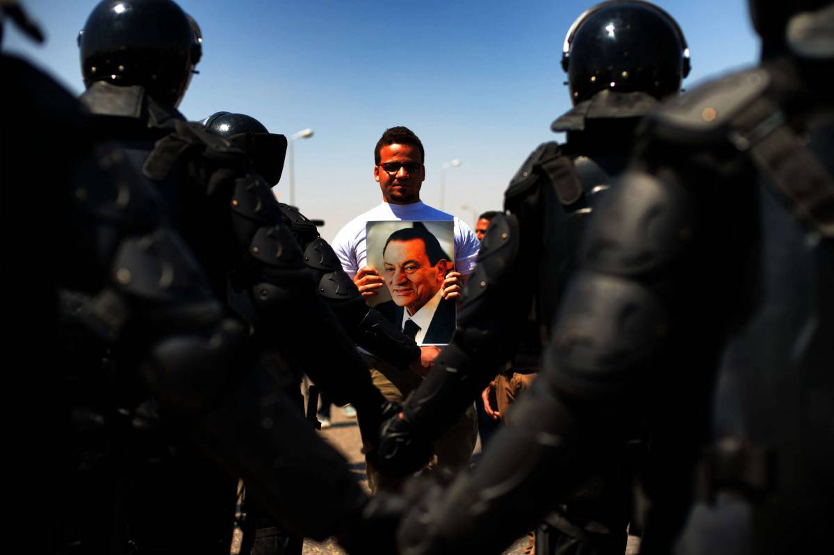 Alcuni manifestanti pro-Mubarak fuori dal tribunale del Cairo