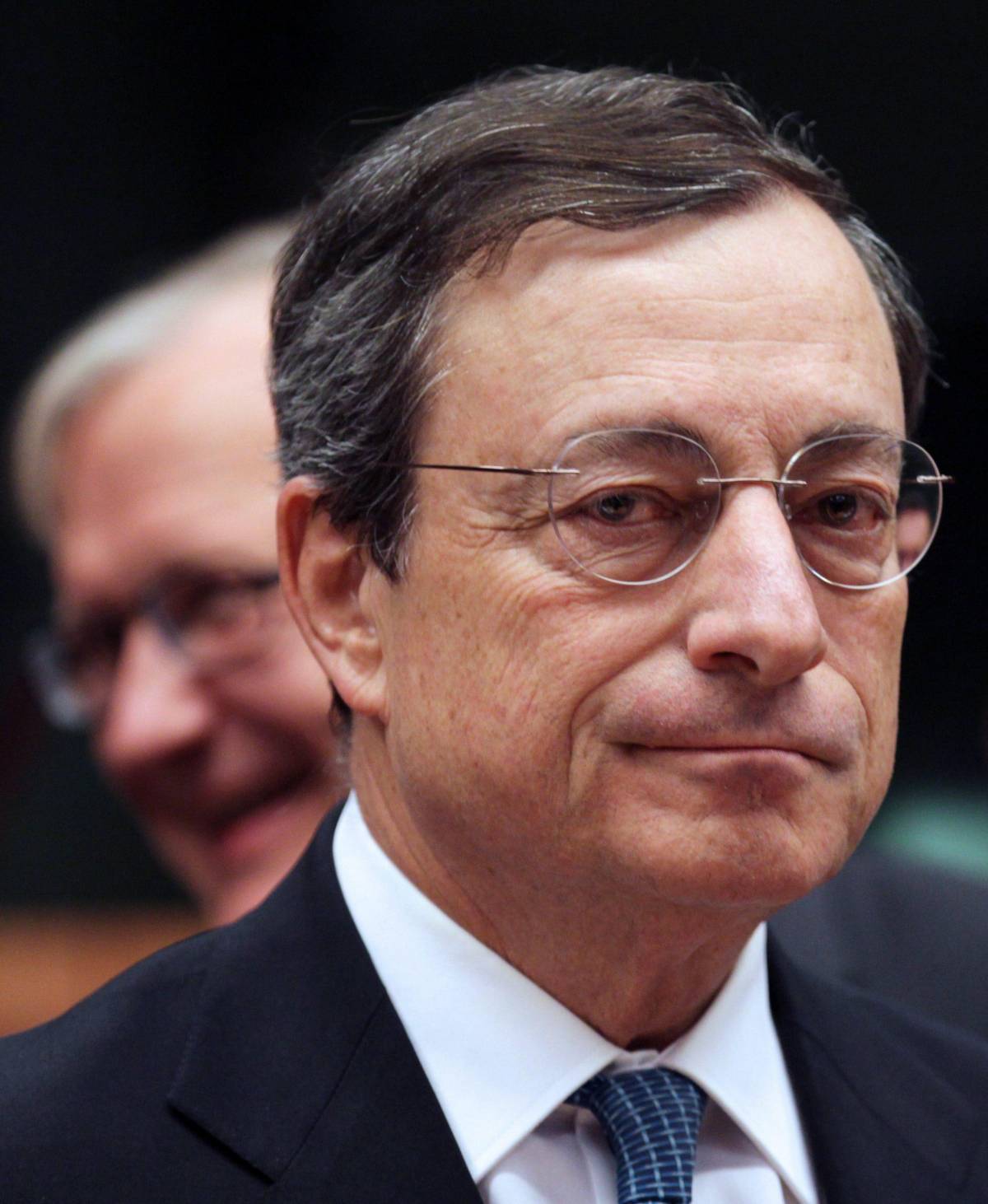 Il mattone si sbriciola E Draghi alle banche: «Concedete più prestiti»