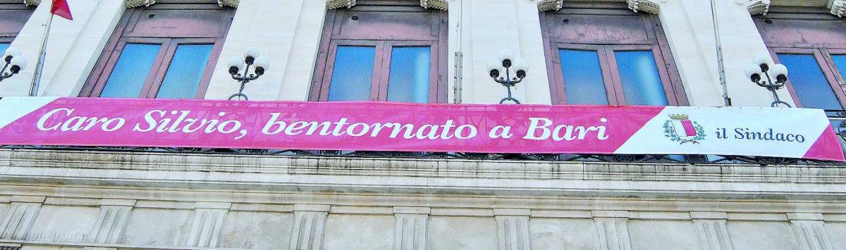 Berlusconi fa beneficenza a Bari e la sinistra litiga sullo striscione