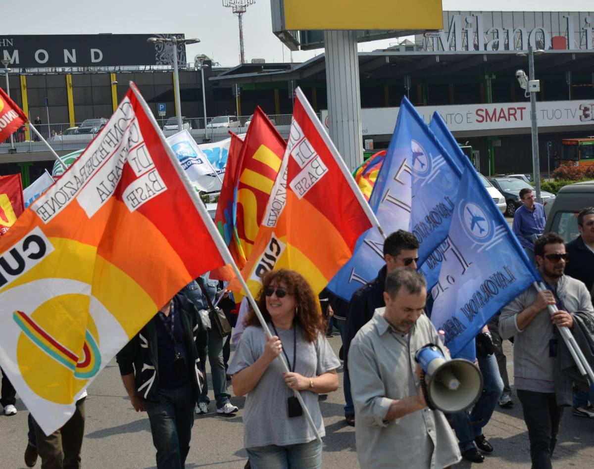 Sea, la protesta blocca l'accesso a LinateDipendenti di Handling in strada contro i tagli