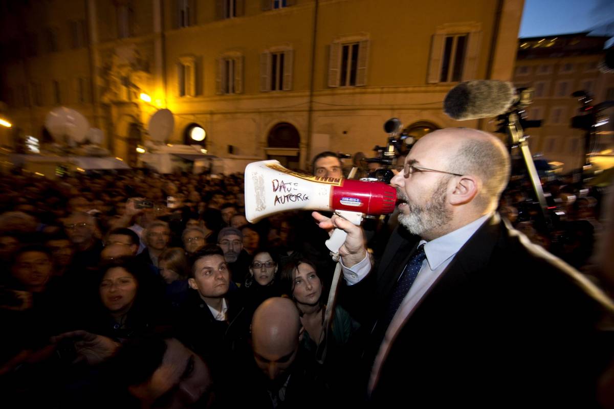 Grillo marcia su Roma: "In atto colpo di Stato"