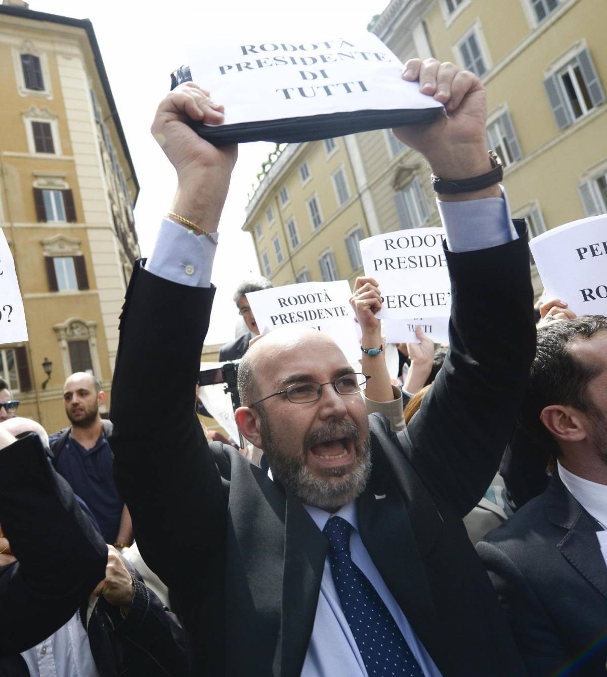 Beppe dà fuoco alla piazza poi scappa