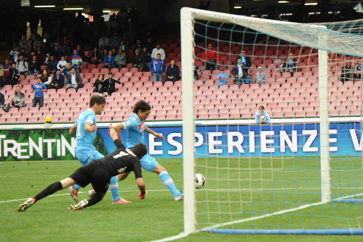 Napoli da Champions tra polemiche, aiutini e gol all'ultimo assalto