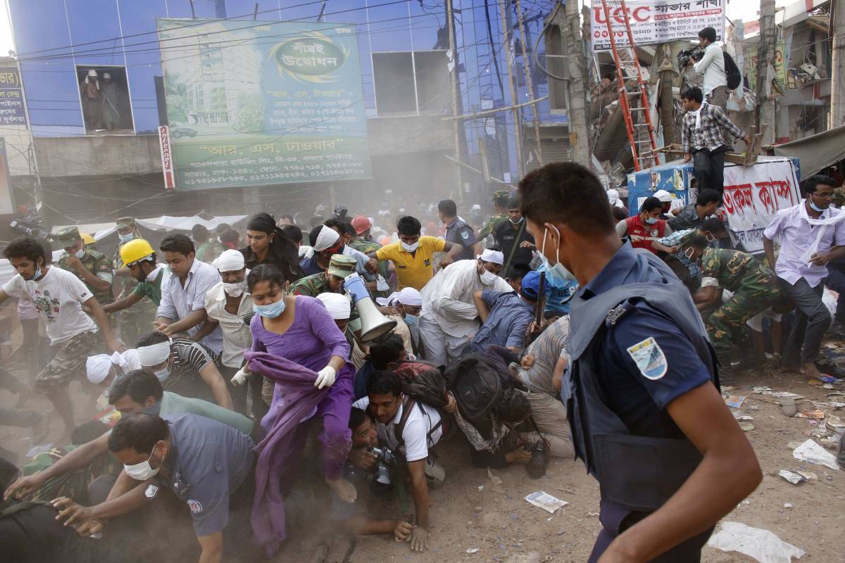 Bangladesh, 281 morti nel crollo di un palazzo: 200 vivi sotto macerie