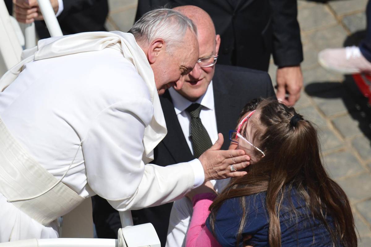 Papa Francesco saluta i fedeli
