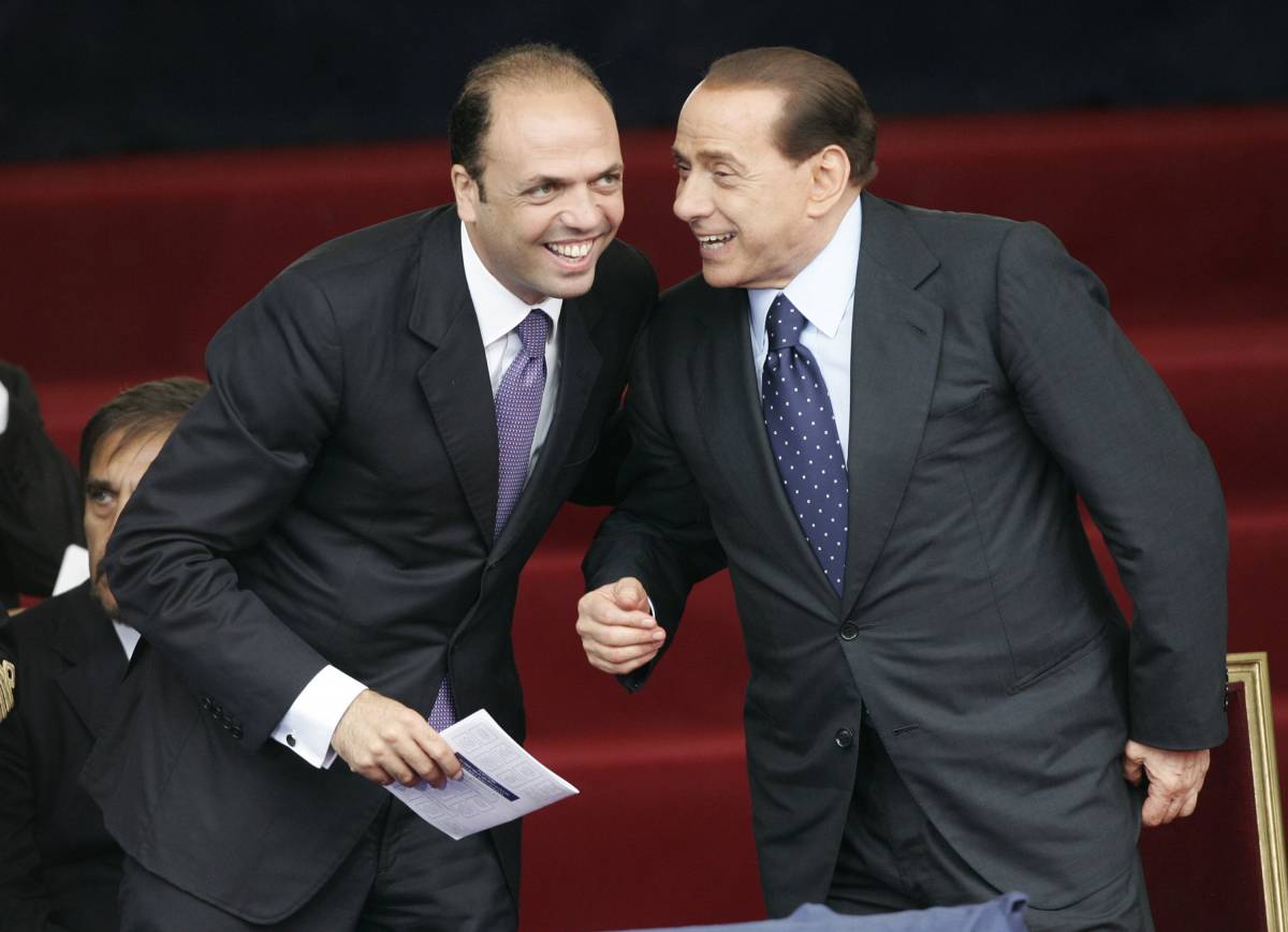 Berlusconi frena i falchi: il governo durerà due anni