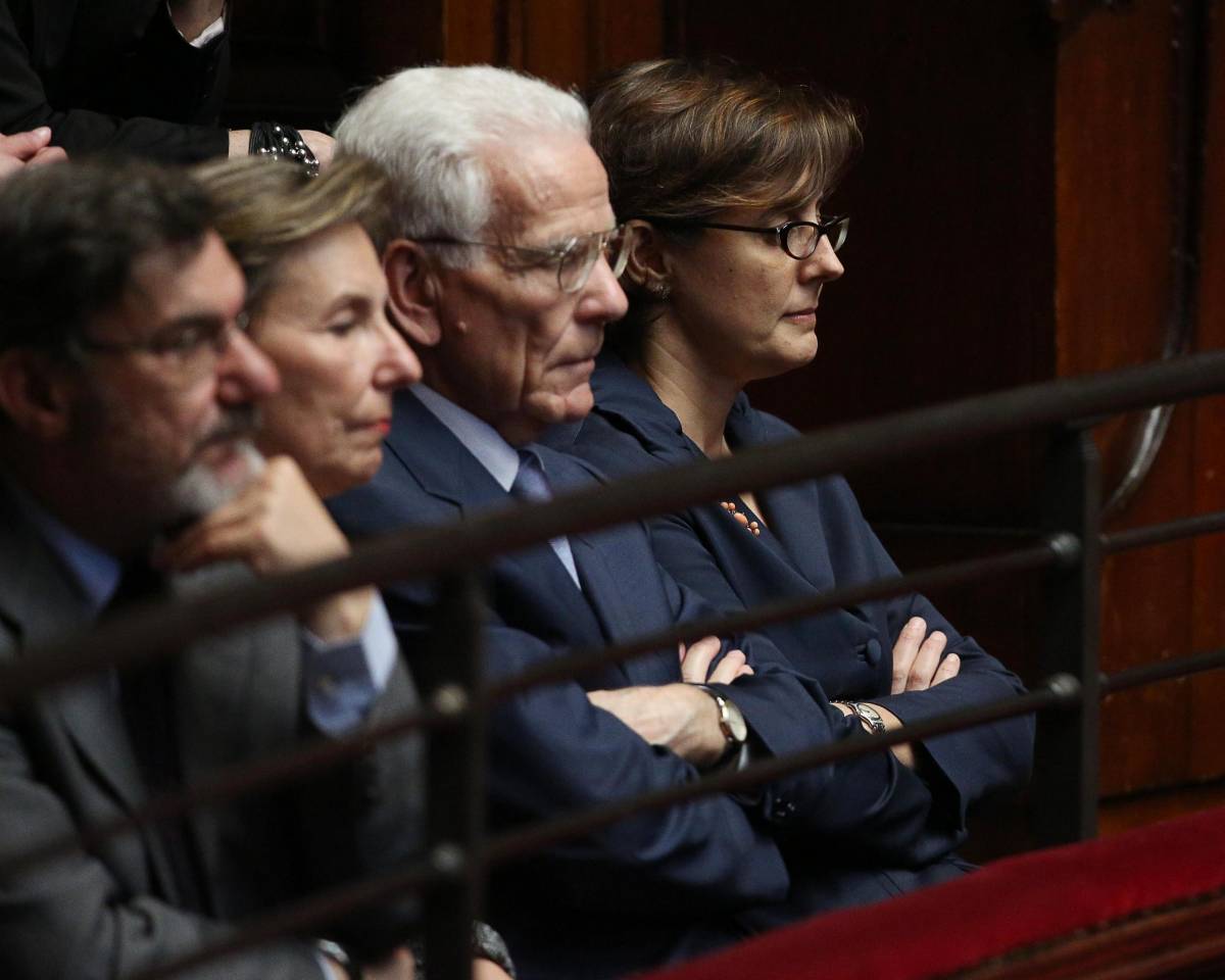 Intervento di 48 minuti: e l'Aula lo applaude 27 volteI grillini si uniscono solo all'annuncio del taglio degli stipendi dei ministri