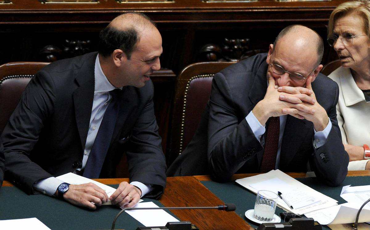 Il presidente del Consiglio, Enrico Letta, scherza con il vice premier e ministro dell'Interno, Angelino Alfano