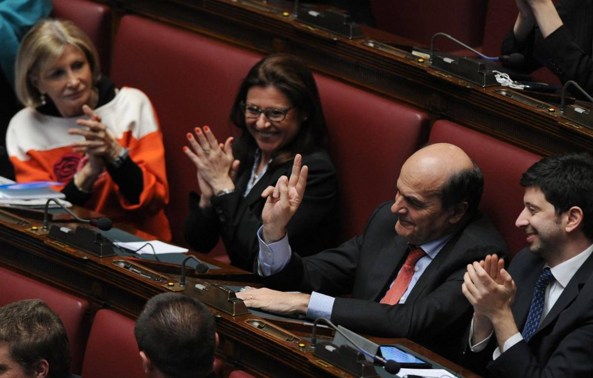 Pier Luigi Bersani fa il segno di vittoria con le dita della mano