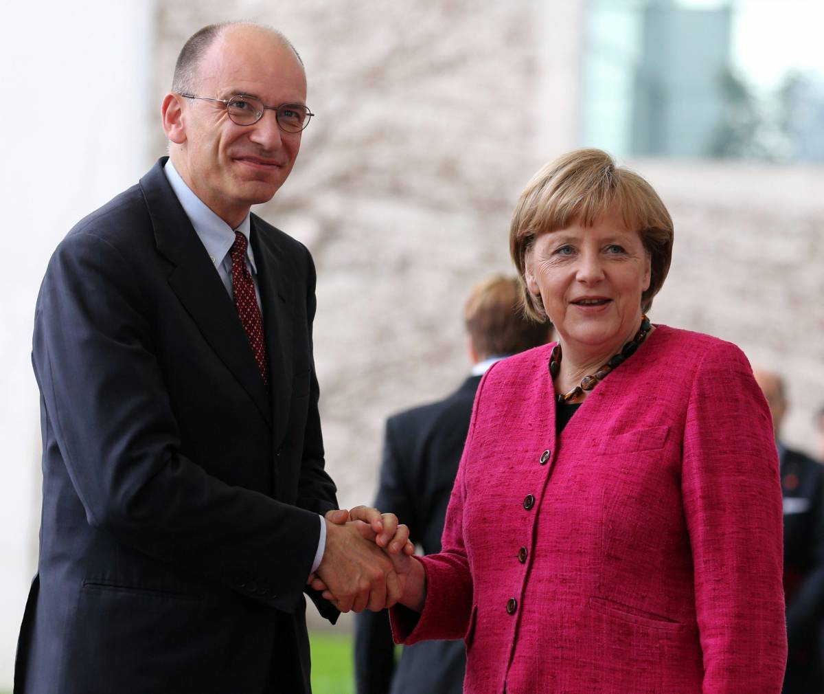 Il premier a Berlino incontra la Merkel: "Serve più Europa"