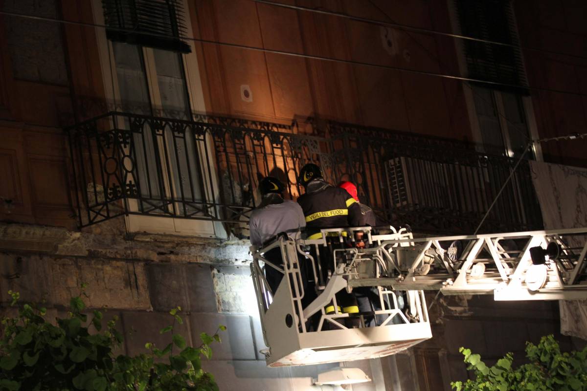 Vigili del fuoco al lavoro per il balcone crollato a Portici