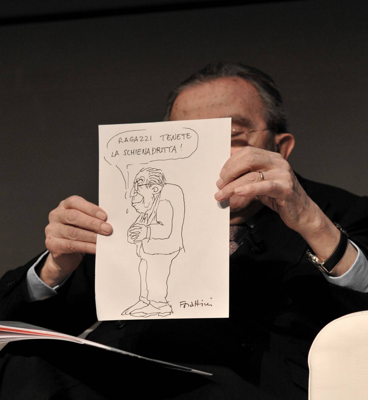 Giulio Andreotti esibisce una vignetta di Giorgio Forattini