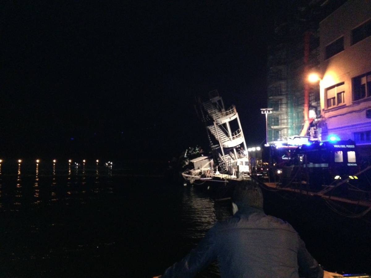 Genova, nave contro il molo: 7 dispersi