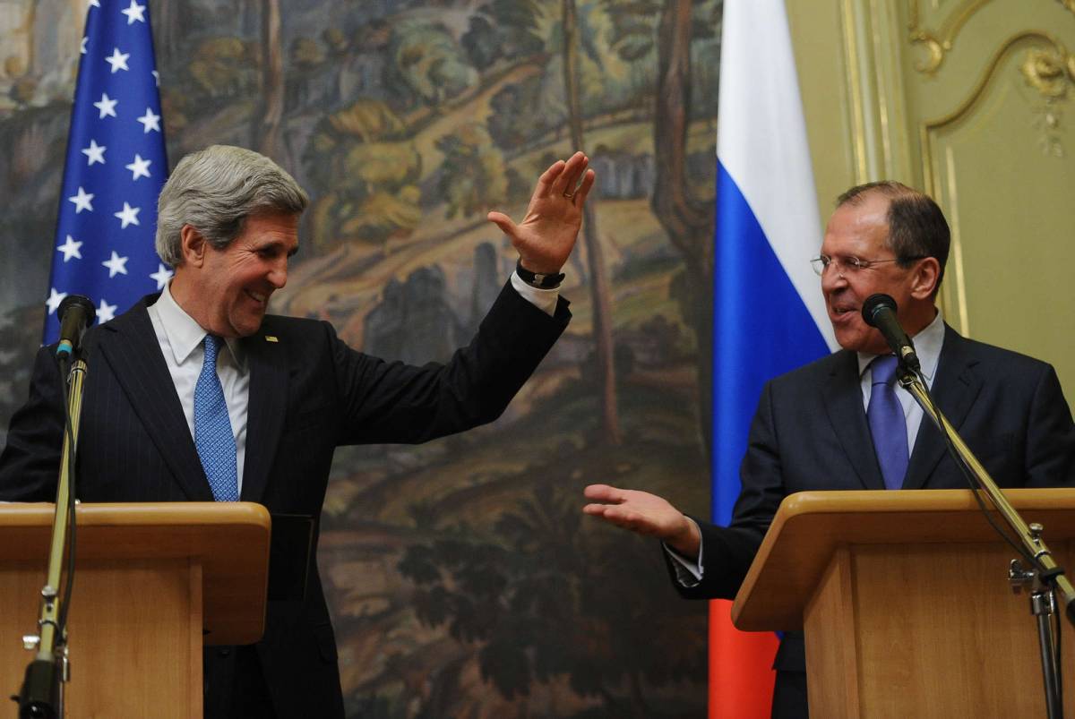 John Kerry e Sergey Lavrov festeggiano l’accordo come giocatori di basket