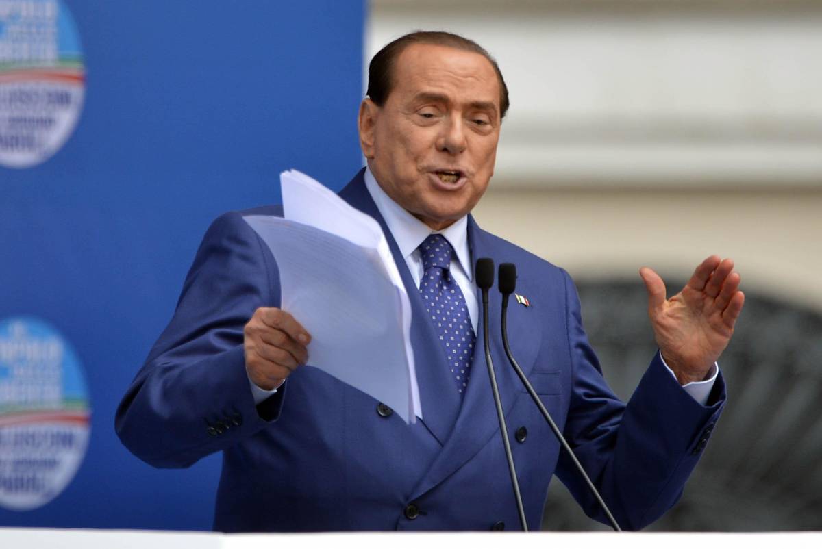 Il Cavaliere Silvio Berlusconi in piazza del Duomo a Brescia
