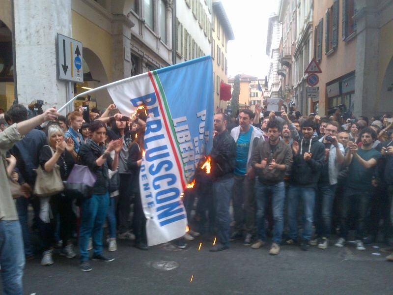 Contestazione durante la manifestazione del Pdl a Brescia