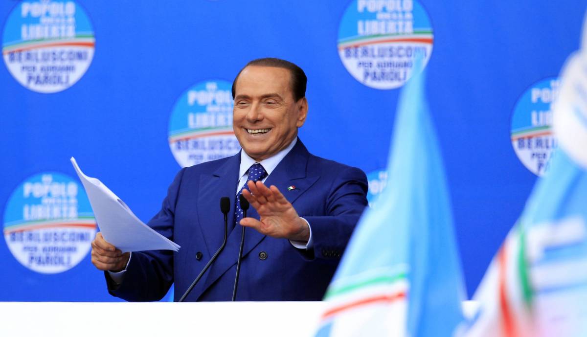 Il laeder del Pdl, Silvio Berlusconi, in piazza del Duomo a Brescia