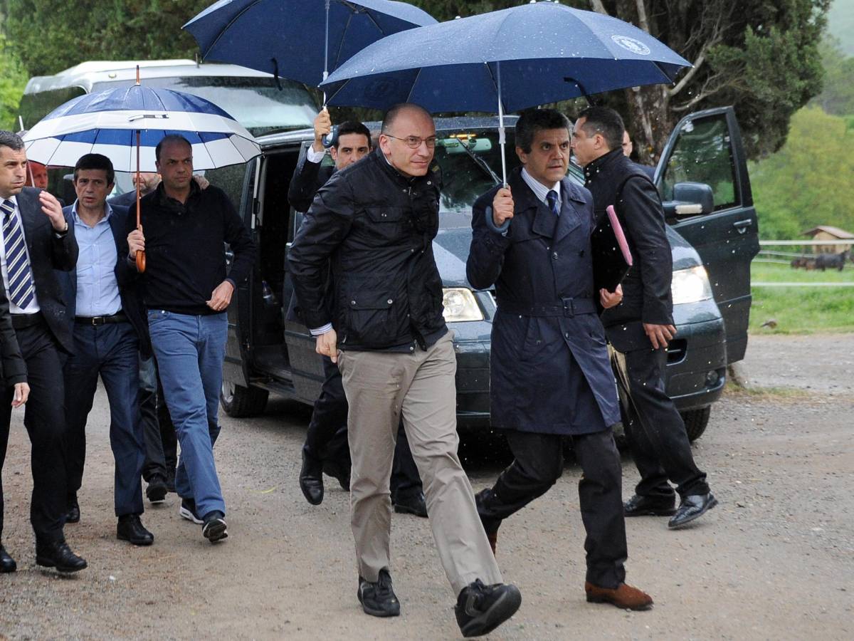 Il premier Enrico Letta e i ministri Maurizio Lupi e Angelino Alfano arrivano all'abbazia di Spineto