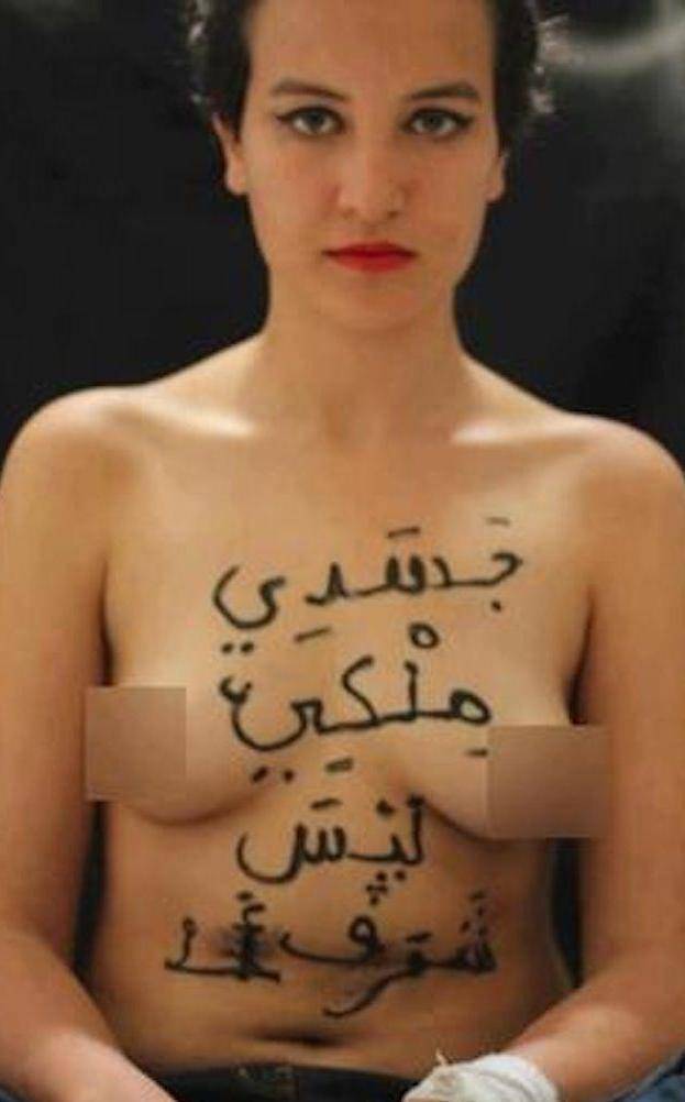 Violenti scontri a Tunisi: un morto E una donna sfida i salafiti a seno nudo