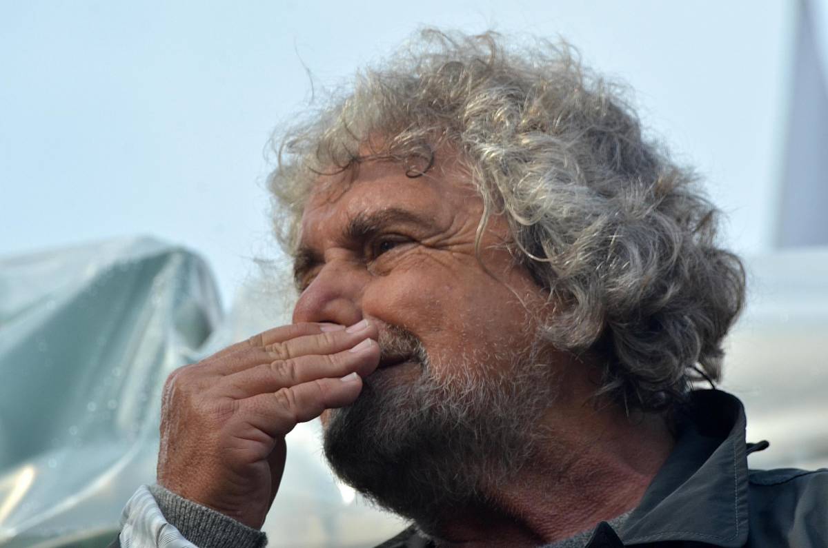 Grillo vuole dare la mancia agli italiani: 600 euro al mese per non fare niente